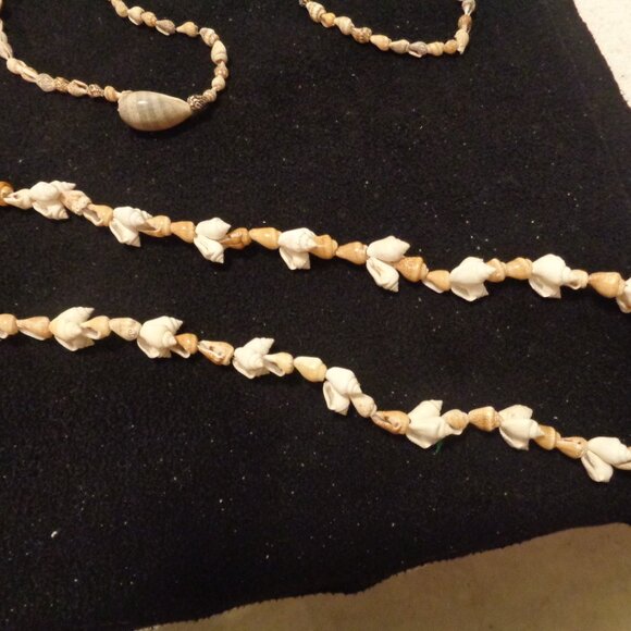 VINTAGE CHINESE STAND OR HANGING 2 SHELL NECKLACES LOT - Picture 5 of 10